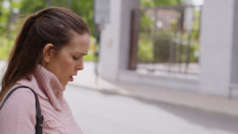 Mujer-Estresada-O-Enojada-Al-Aire-Libre-Con-Preocupaciones-Financieras-Sobre-La-Crisis-Del-Costo-De-Vida,-La-Deuda-Y-El-Pago-De-Facturas-Hablando-Por-Teléfono-Móvil-4